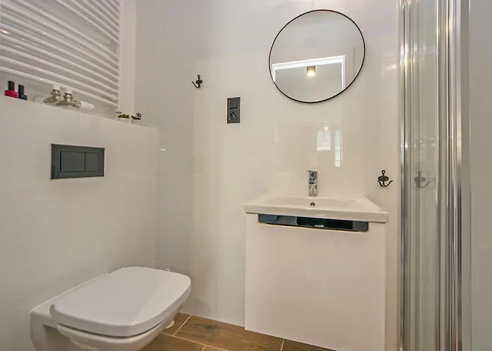 Glow Apartments, Dolny 公寓